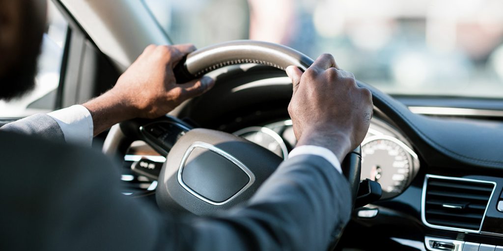 Trepidação no volante pode ser uma das respostas para "como saber se o amortecedor está ruim?".