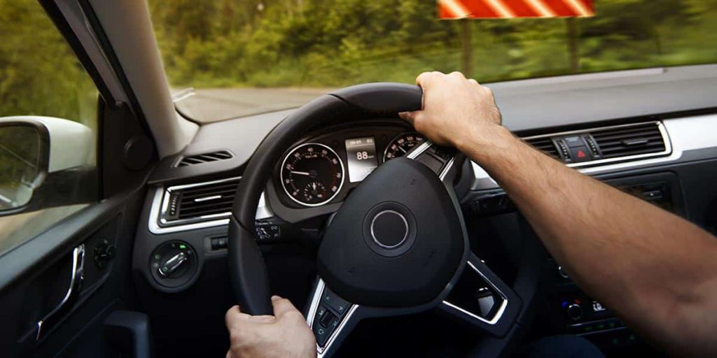 Ruídos e trepidações no volante são alguns sintomas de falhas na barra de direção.