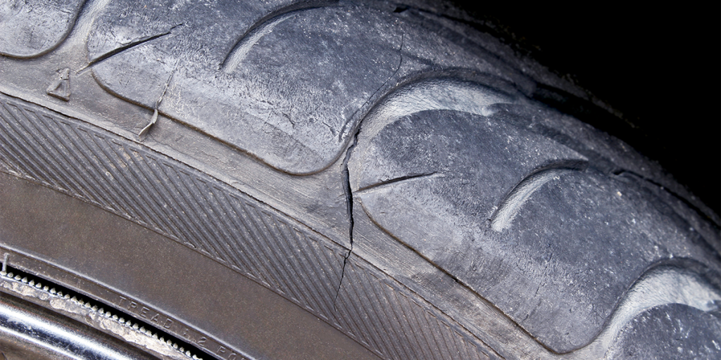 Desgaste nos pneus pode ser sinal de problemas na suspensão, incluindo o feixe de molas.